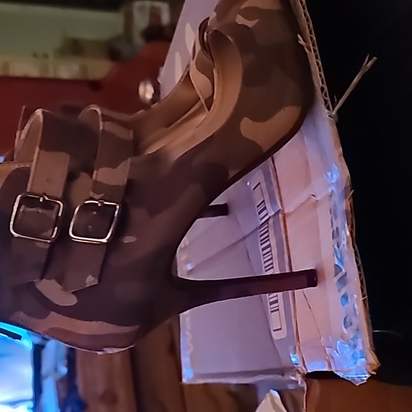 Women's camouflage heels with straps. Worn once in the house. - Picture 3 of 3